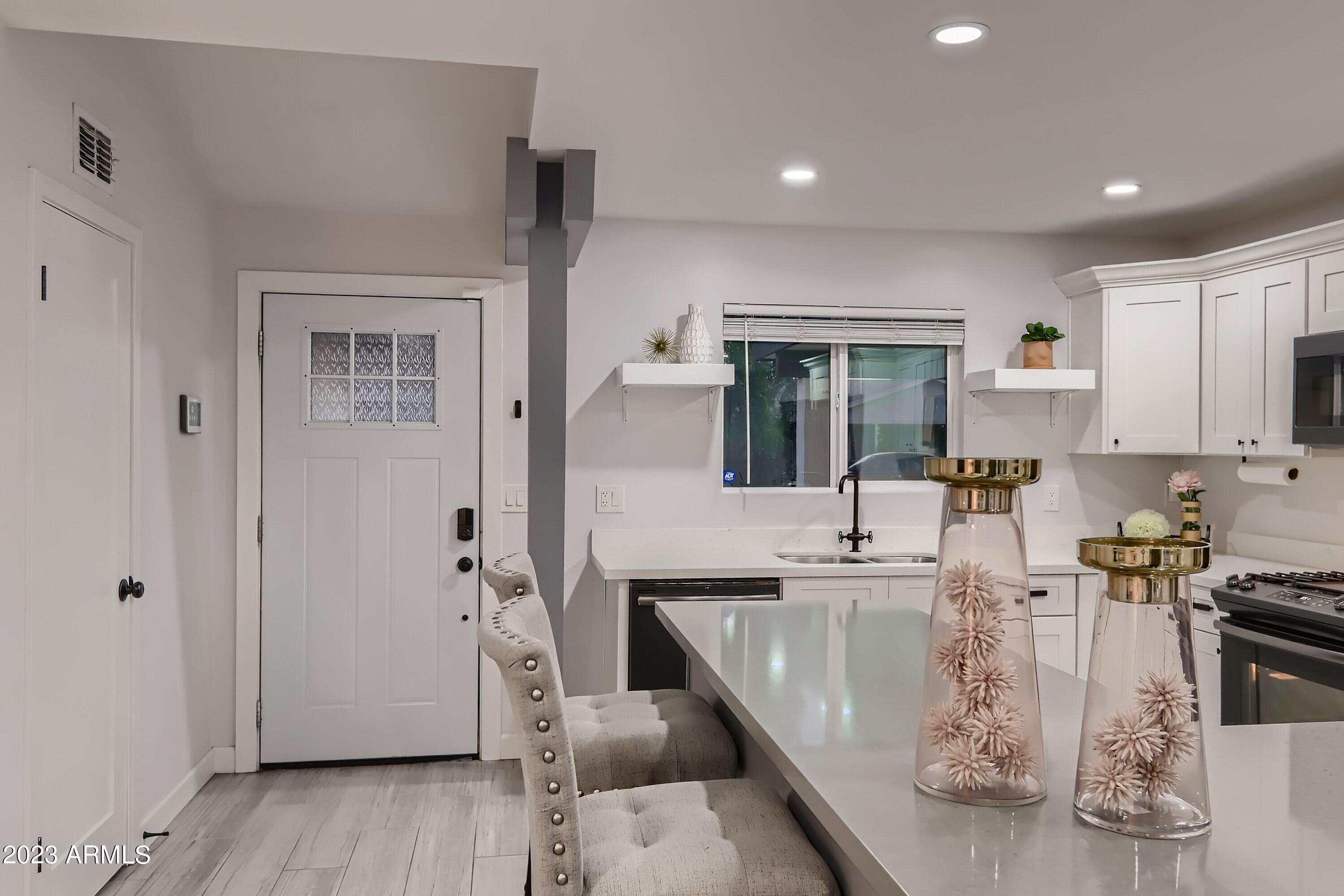 1212 W OREGON Avenue