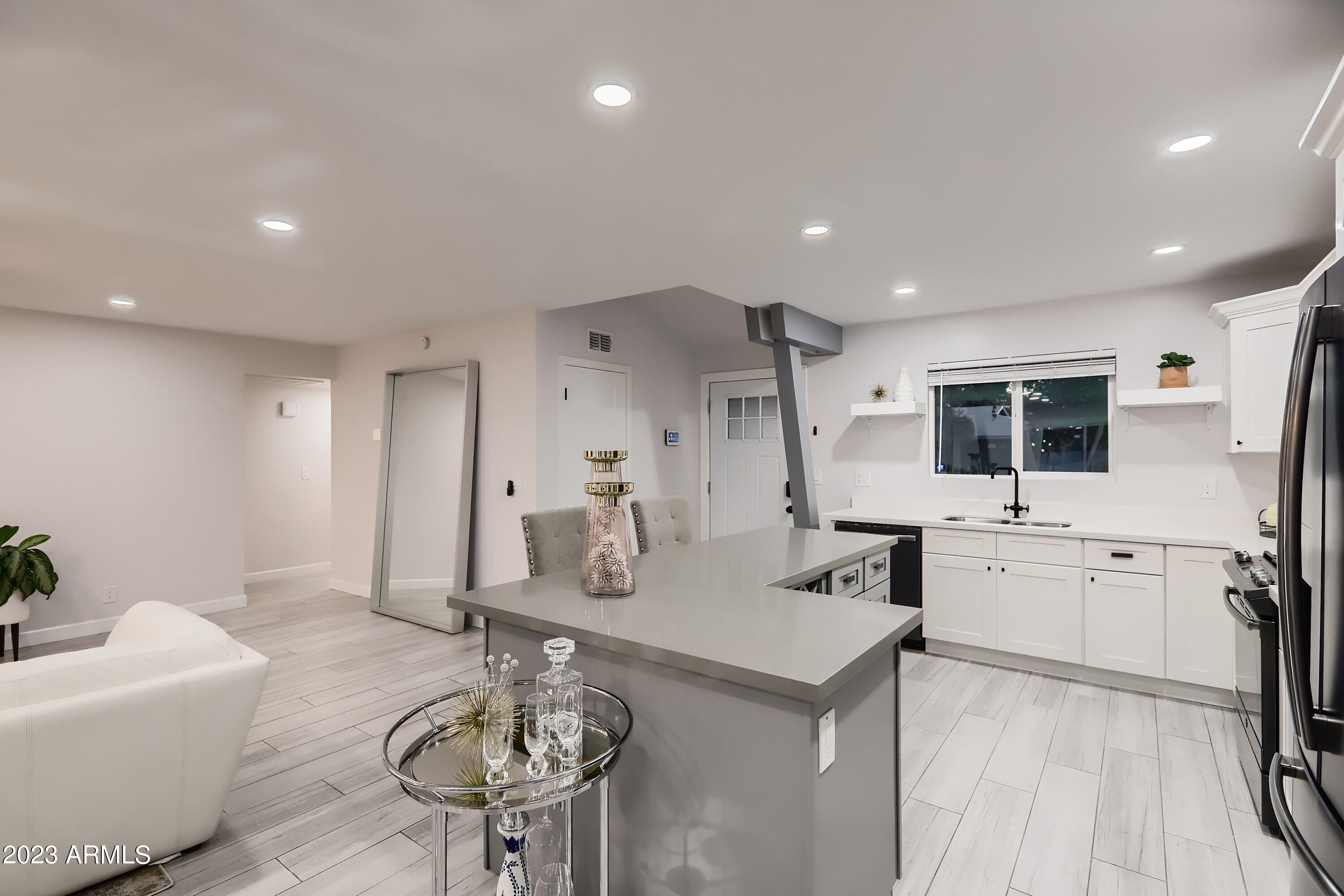 1212 W OREGON Avenue