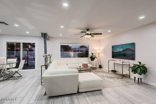 1212 W OREGON Avenue