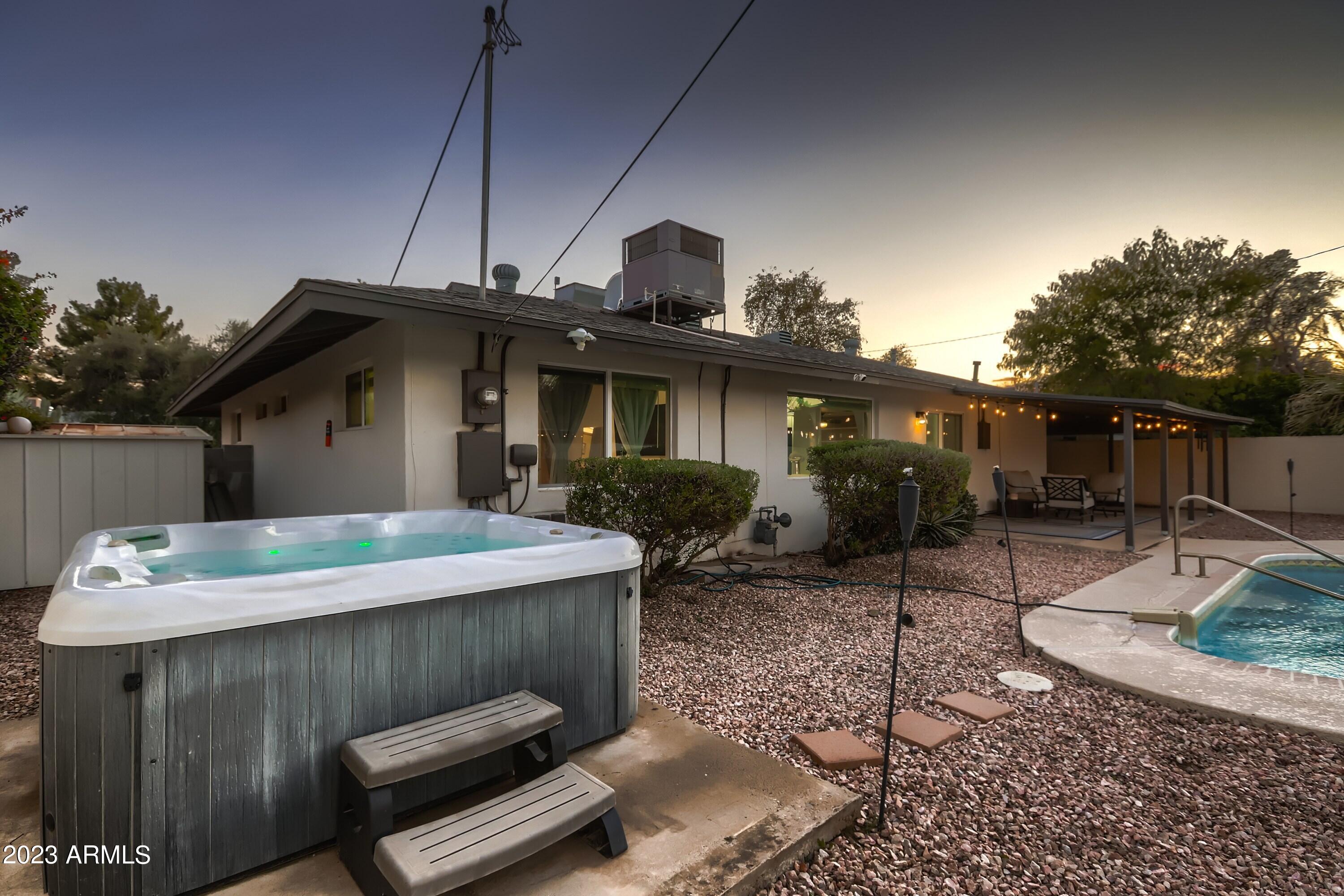 1212 W OREGON Avenue