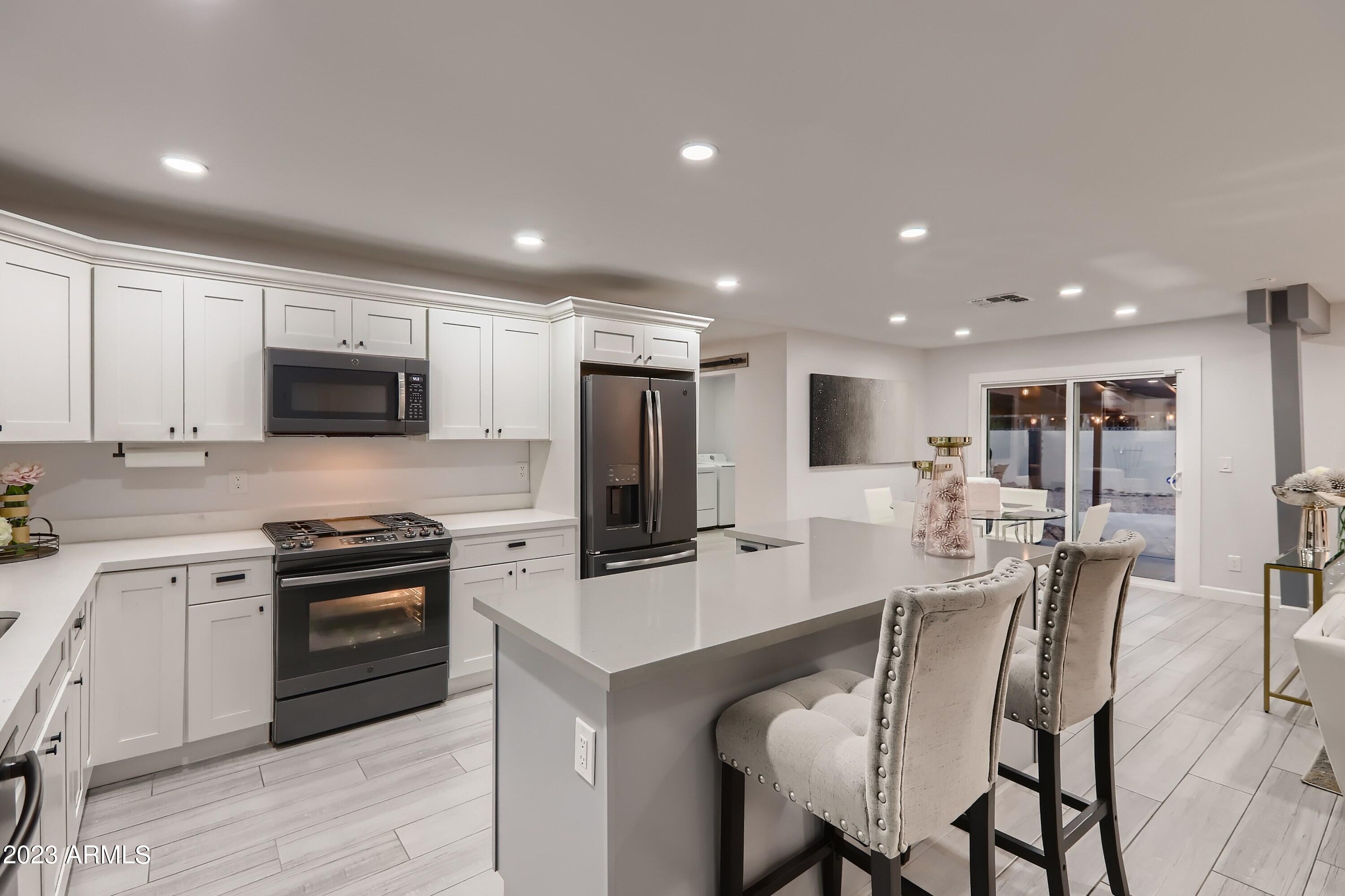 1212 W OREGON Avenue