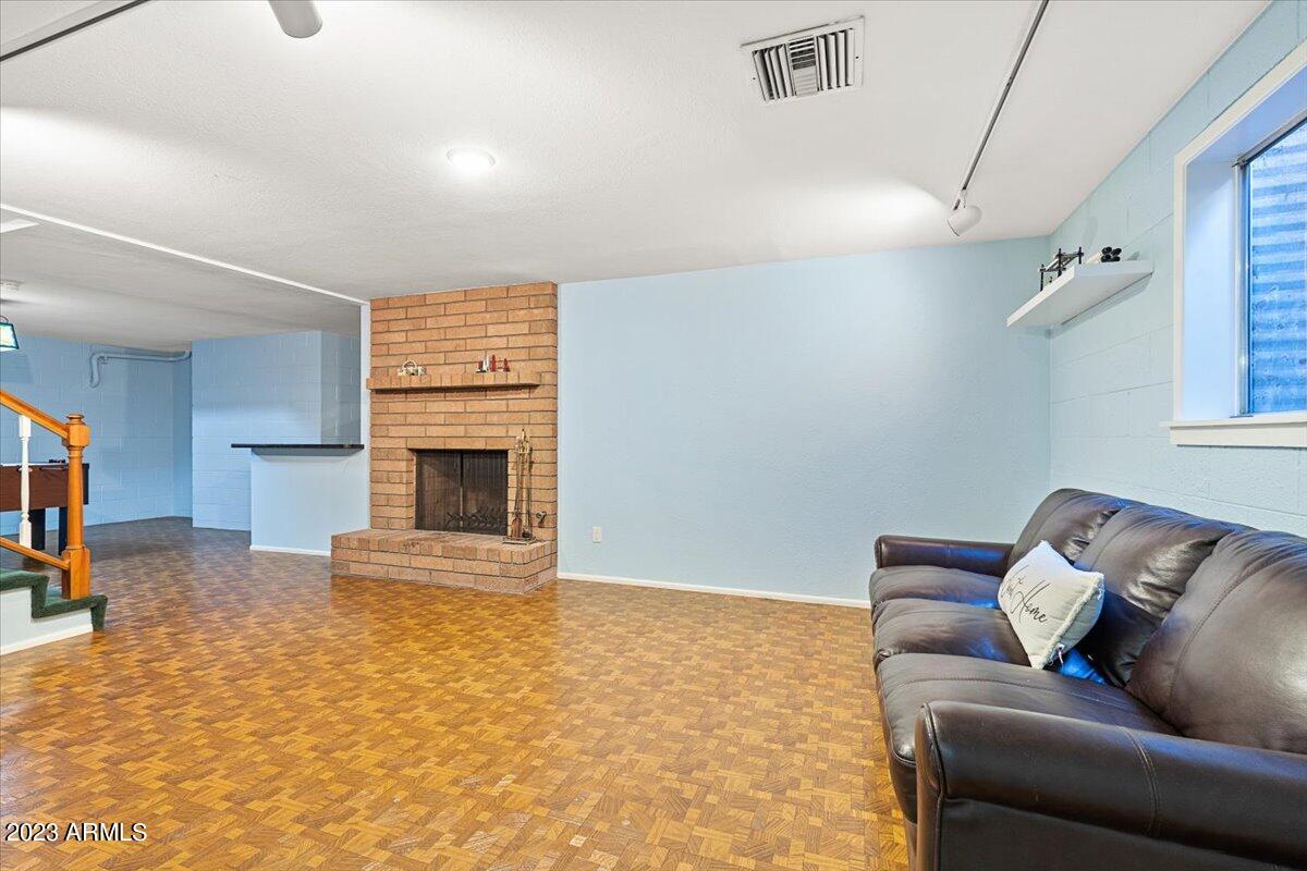910 E KALER Drive