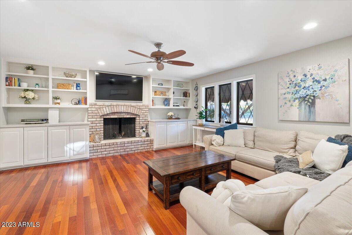 910 E KALER Drive
