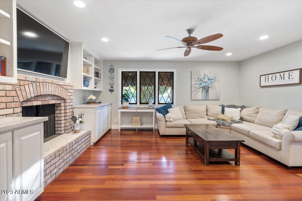 910 E KALER Drive