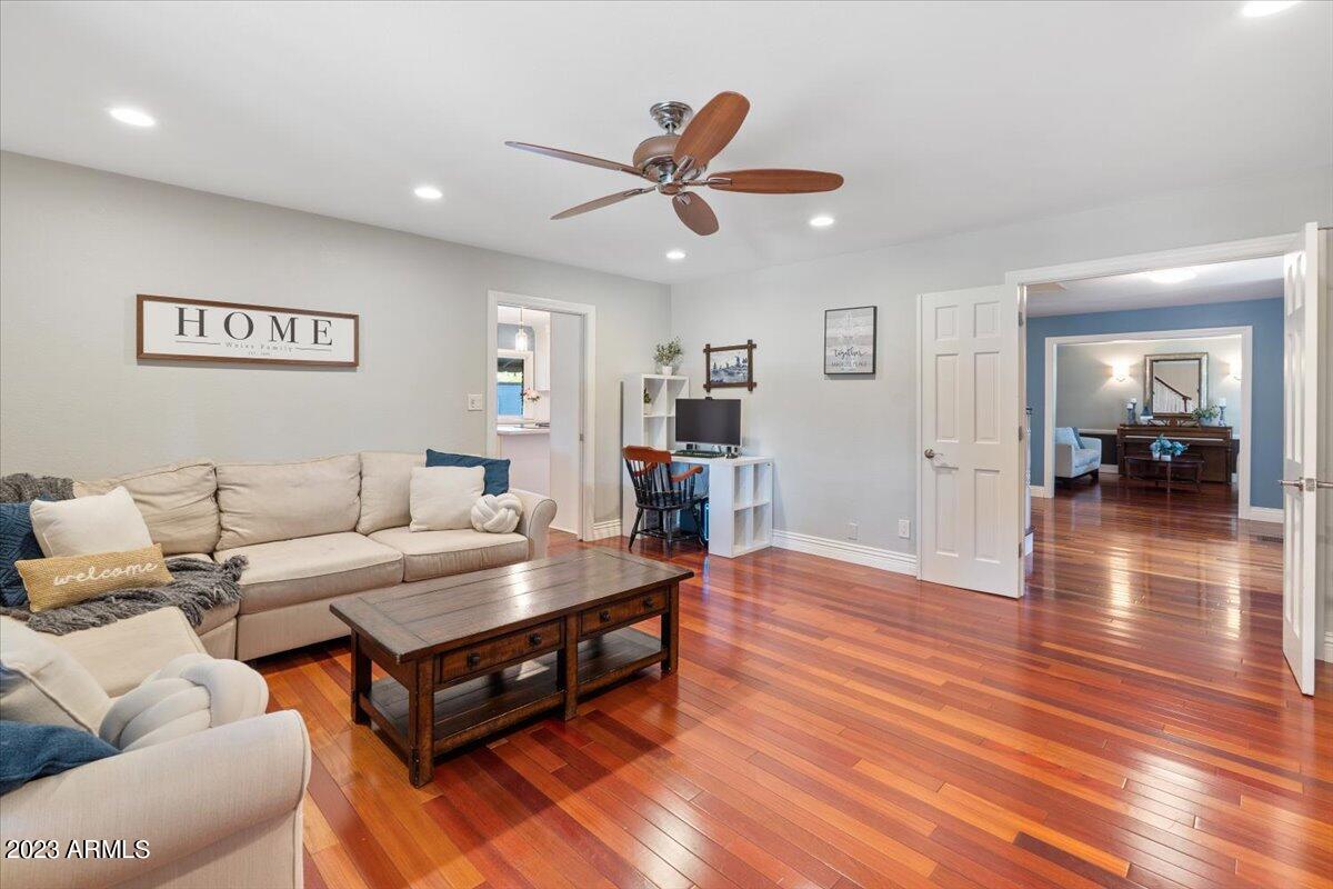 910 E KALER Drive