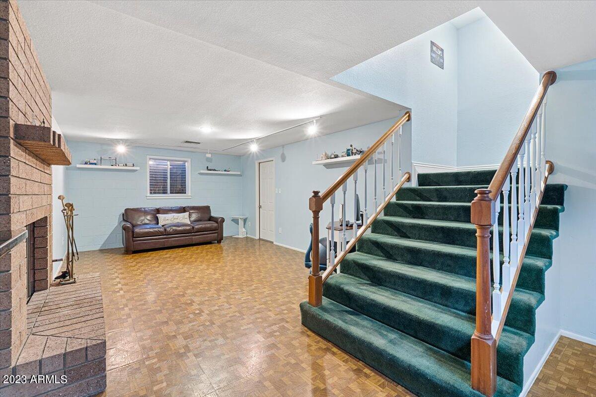 910 E KALER Drive