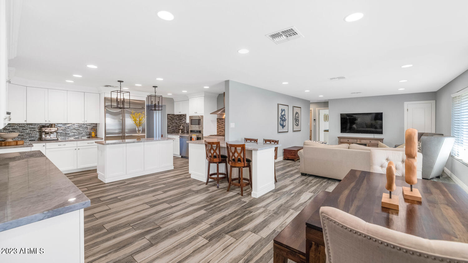 3720 E AMELIA Avenue