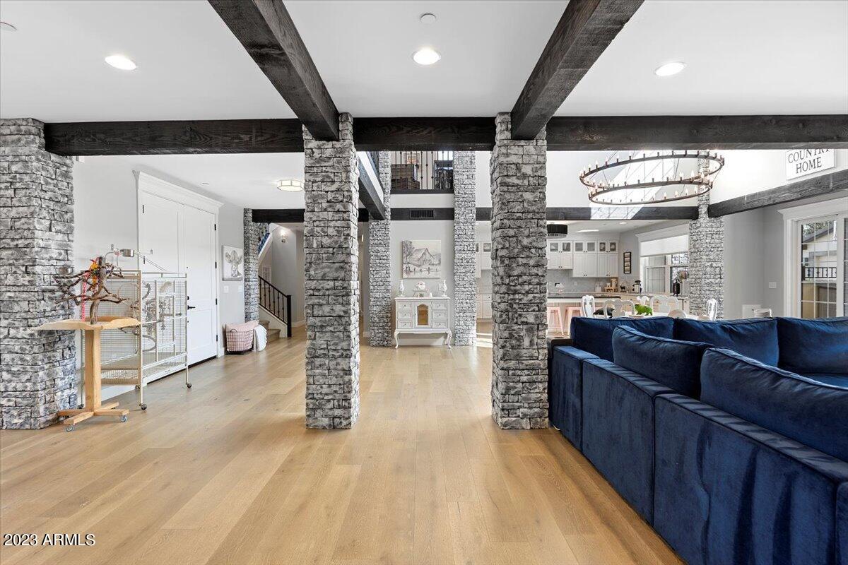 25 E MYRTLE Avenue
