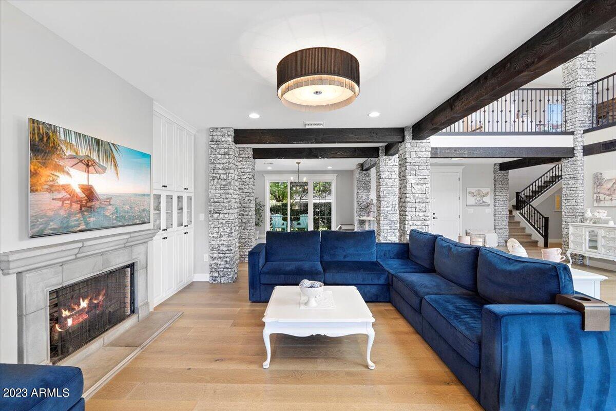 25 E MYRTLE Avenue