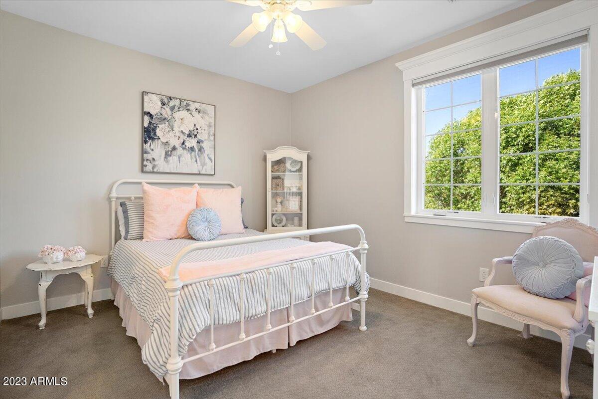 25 E MYRTLE Avenue