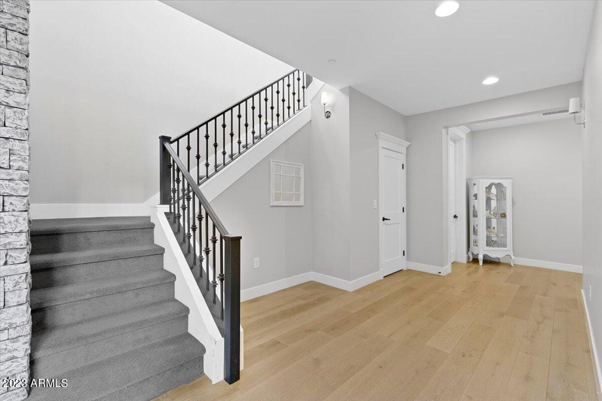 25 E MYRTLE Avenue