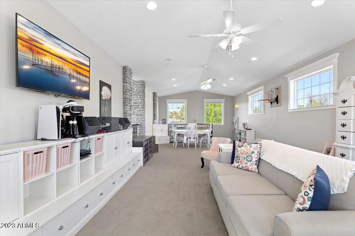 25 E MYRTLE Avenue