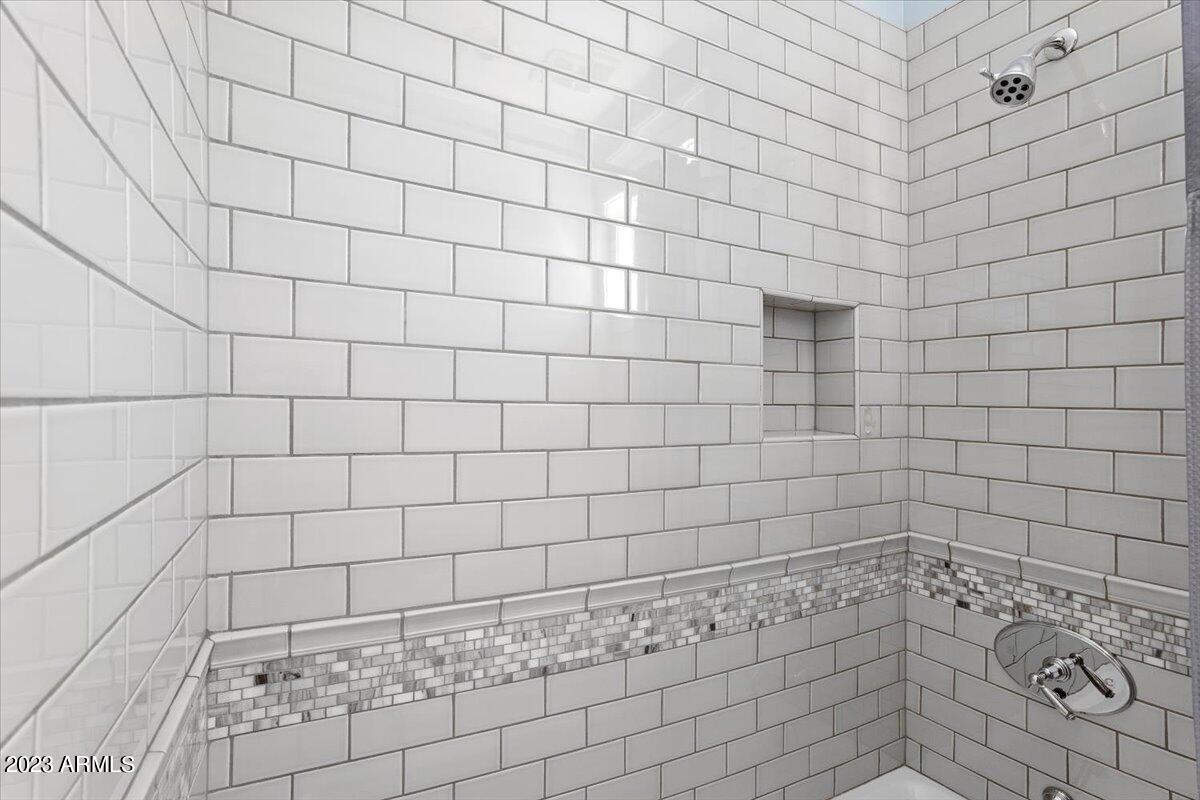 25 E MYRTLE Avenue