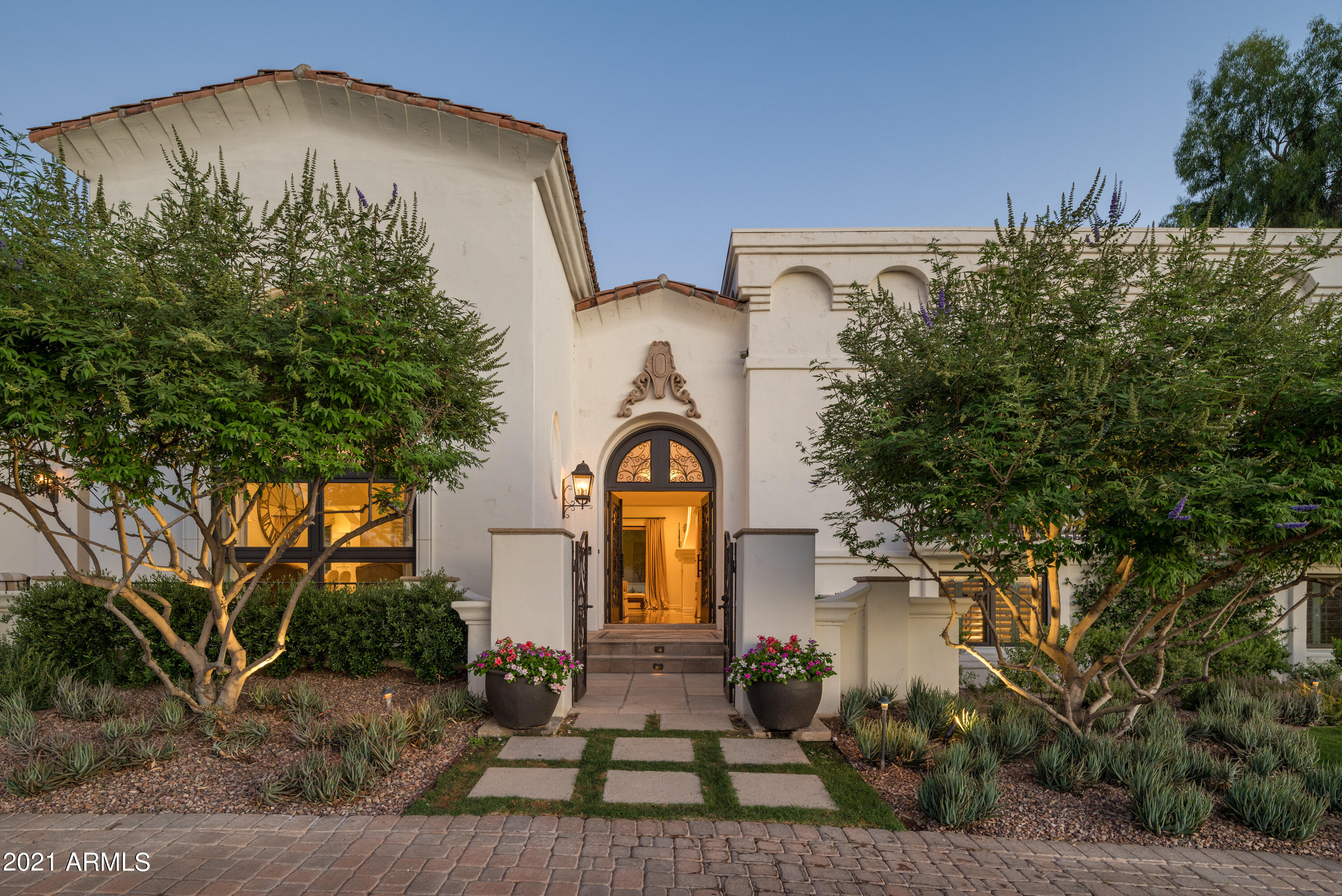 5301 E ROADRUNNER Road