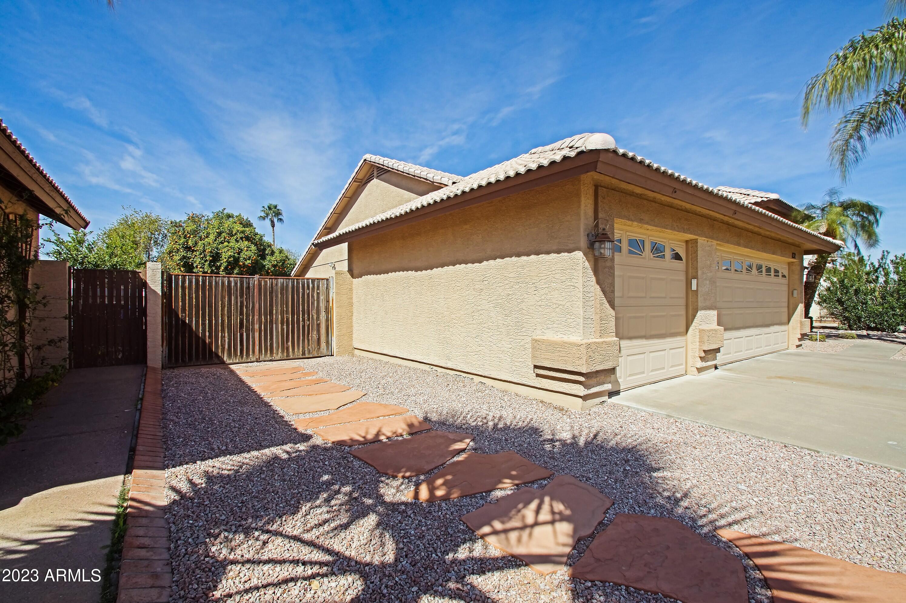 832 N SWALLOW Lane