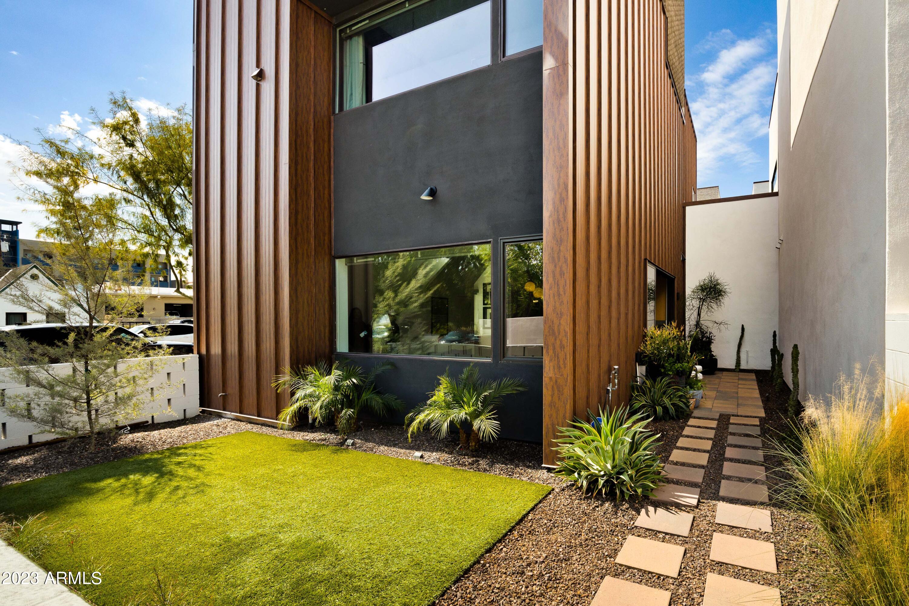 540 W Mariposa Street Unit: 1