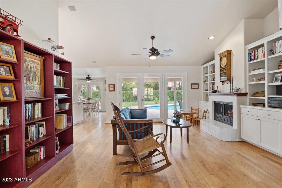 322 W STELLA Lane