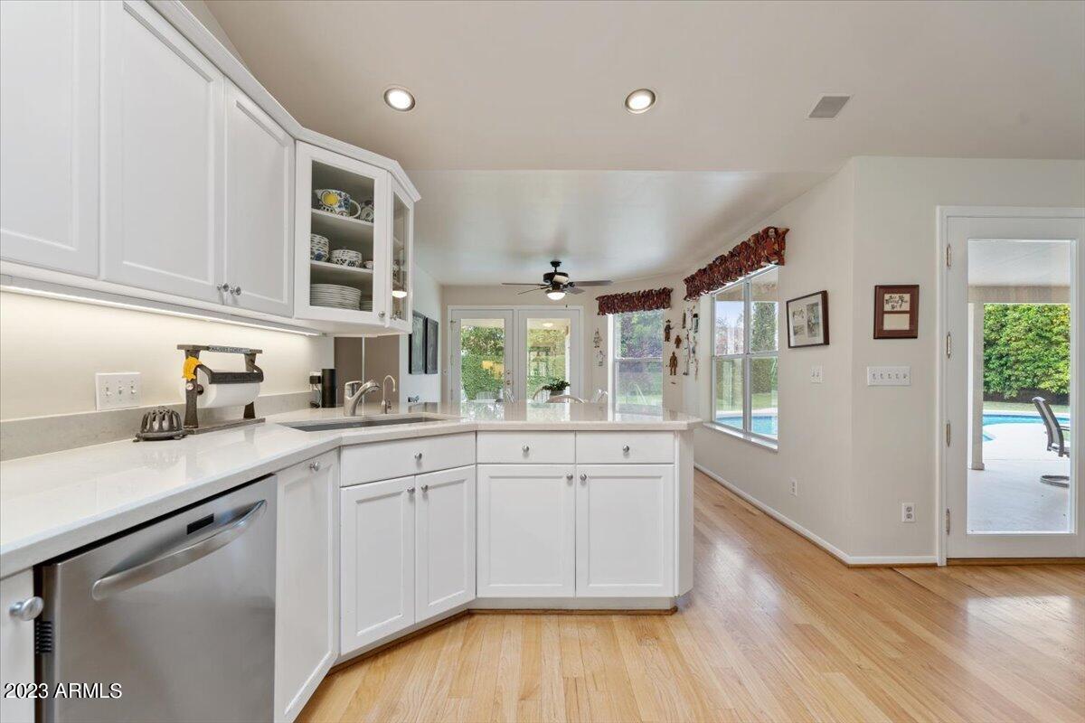 322 W STELLA Lane