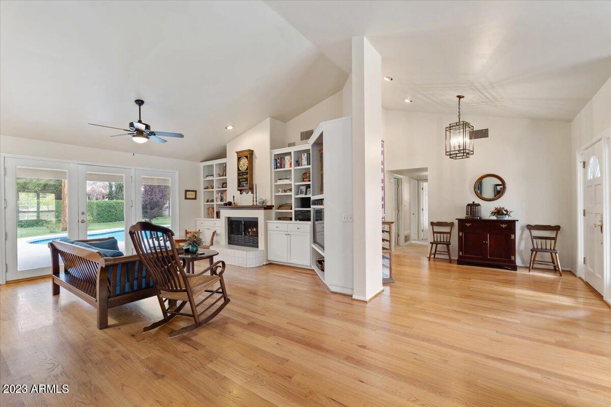 322 W STELLA Lane
