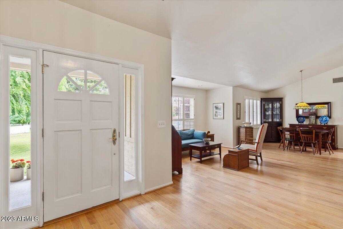 322 W STELLA Lane