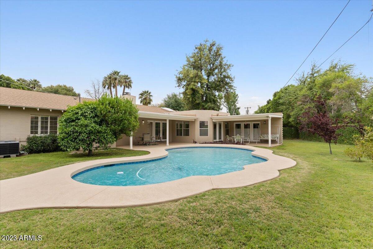 322 W STELLA Lane