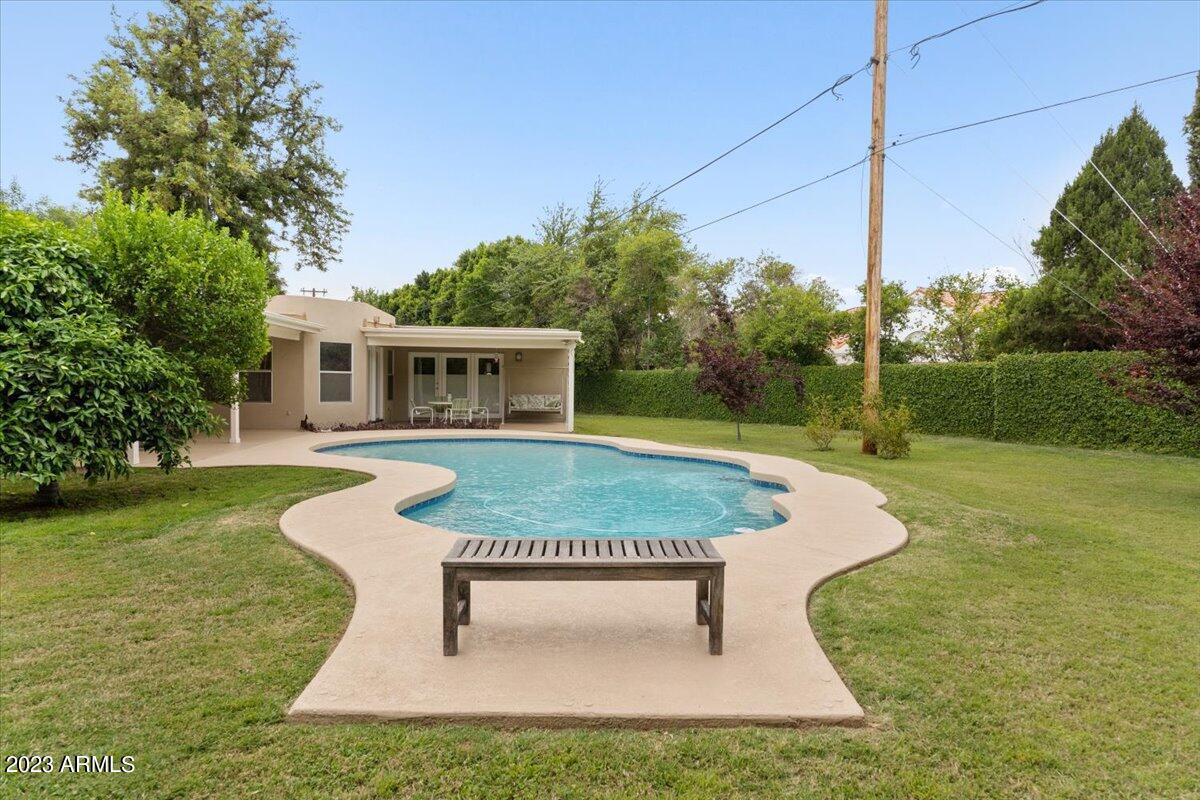 322 W STELLA Lane