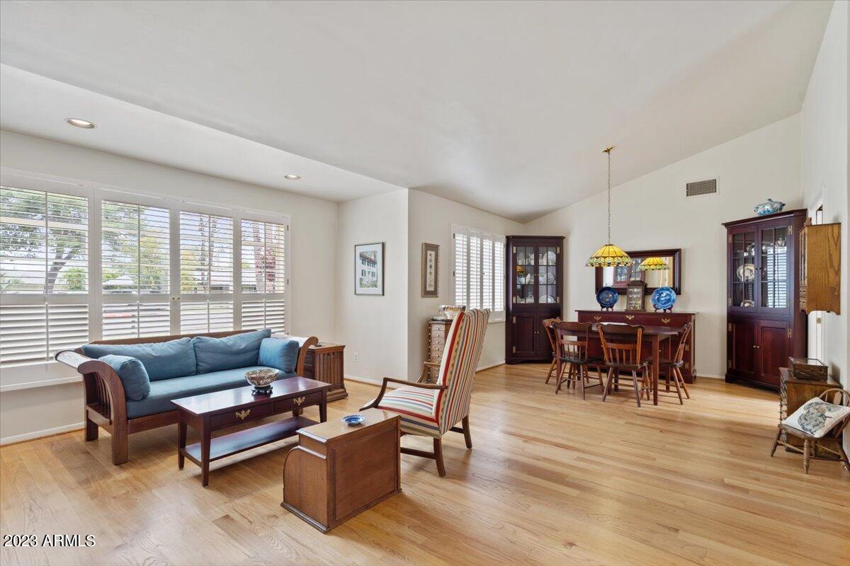 322 W STELLA Lane