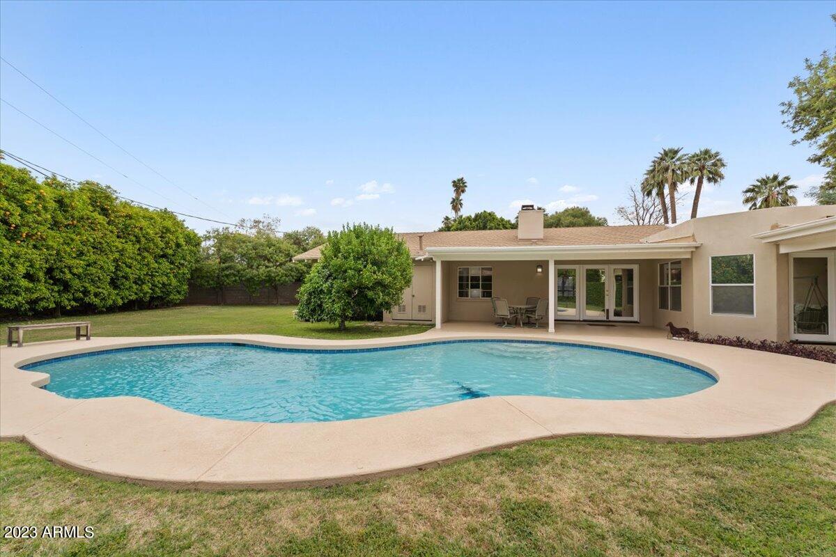 322 W STELLA Lane