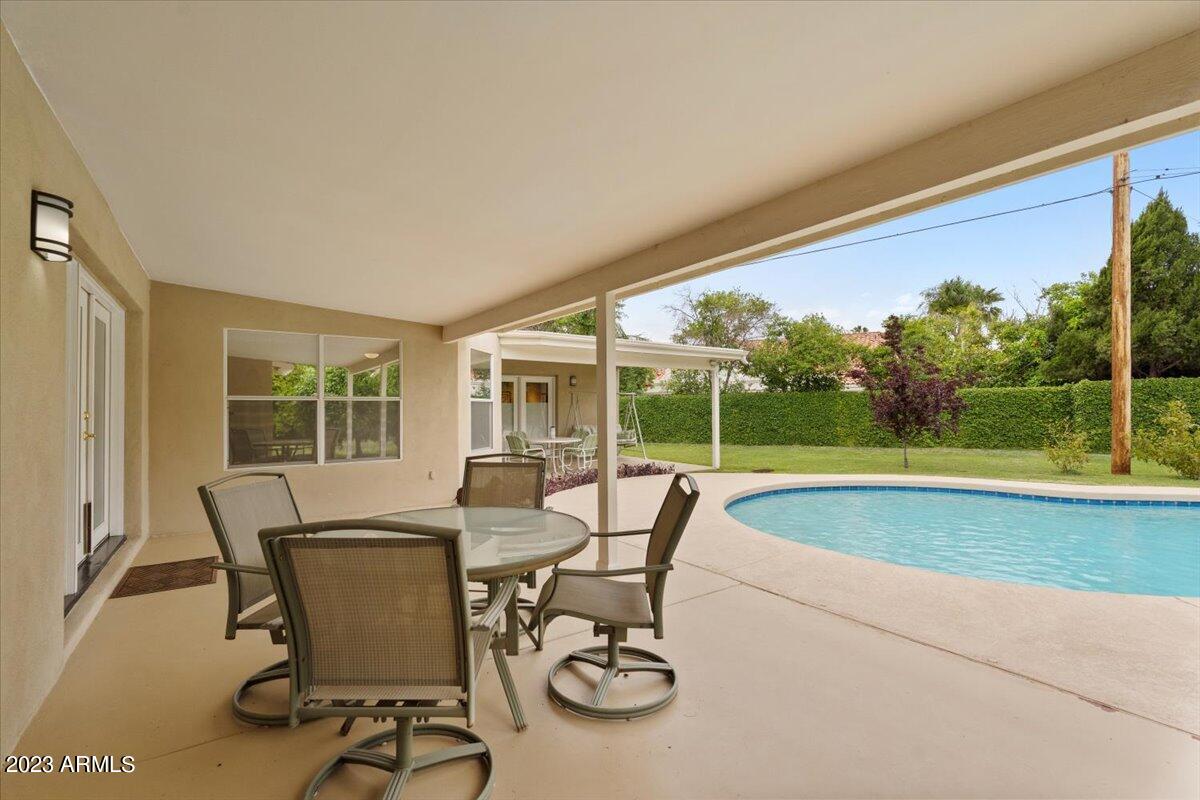 322 W STELLA Lane