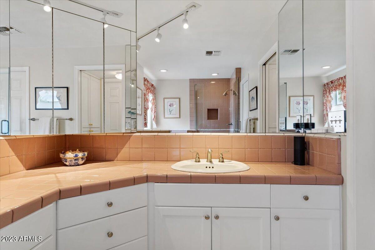 322 W STELLA Lane