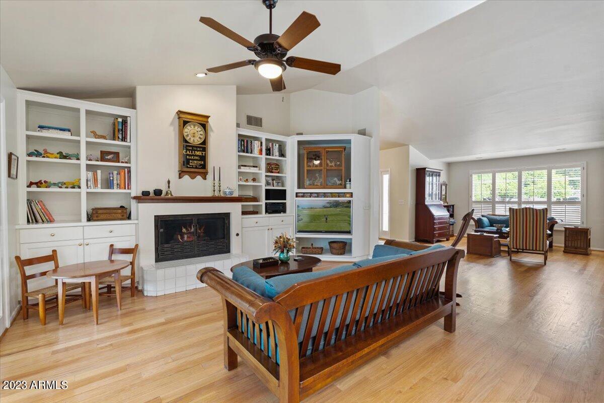 322 W STELLA Lane