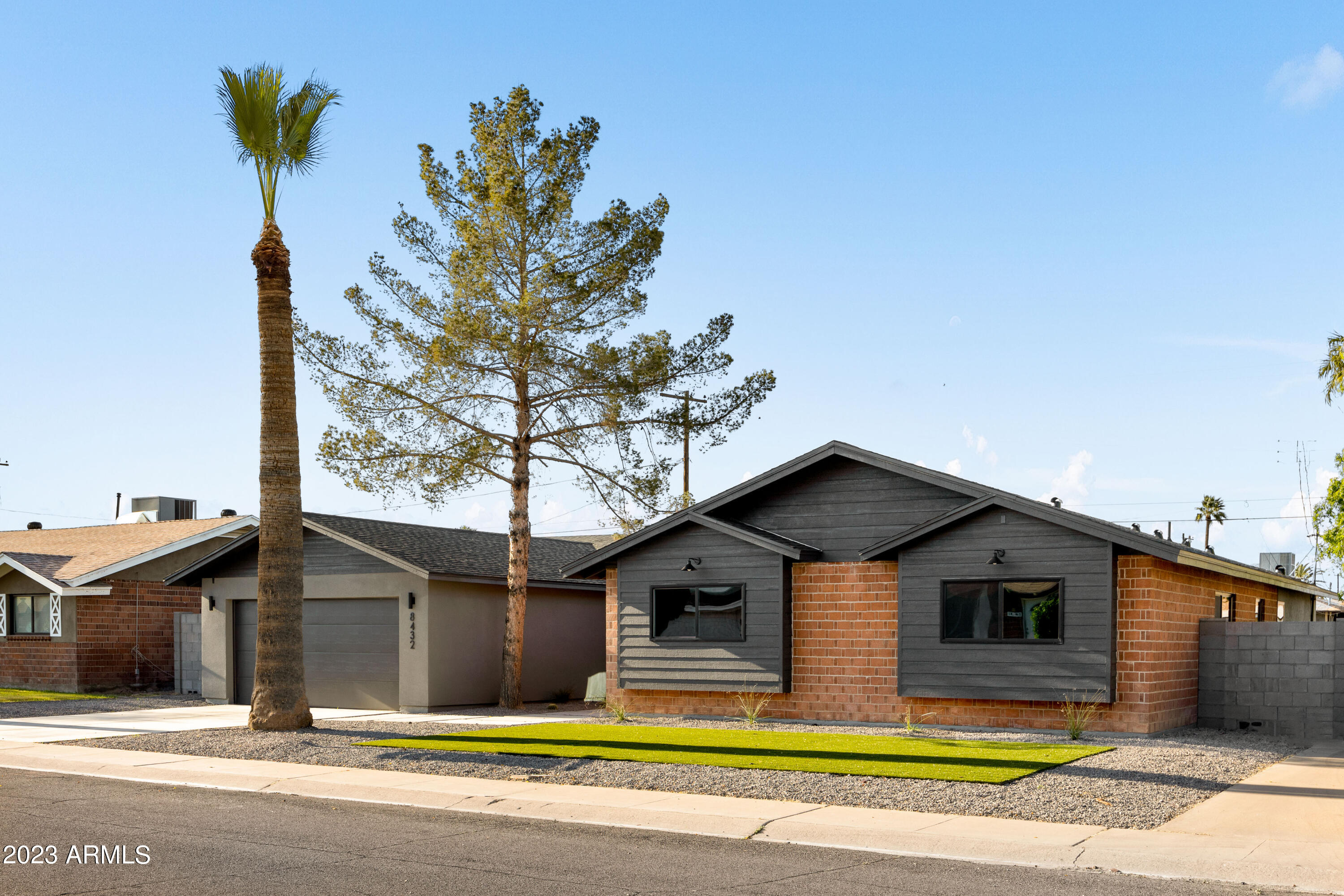 8432 E SHERIDAN Street