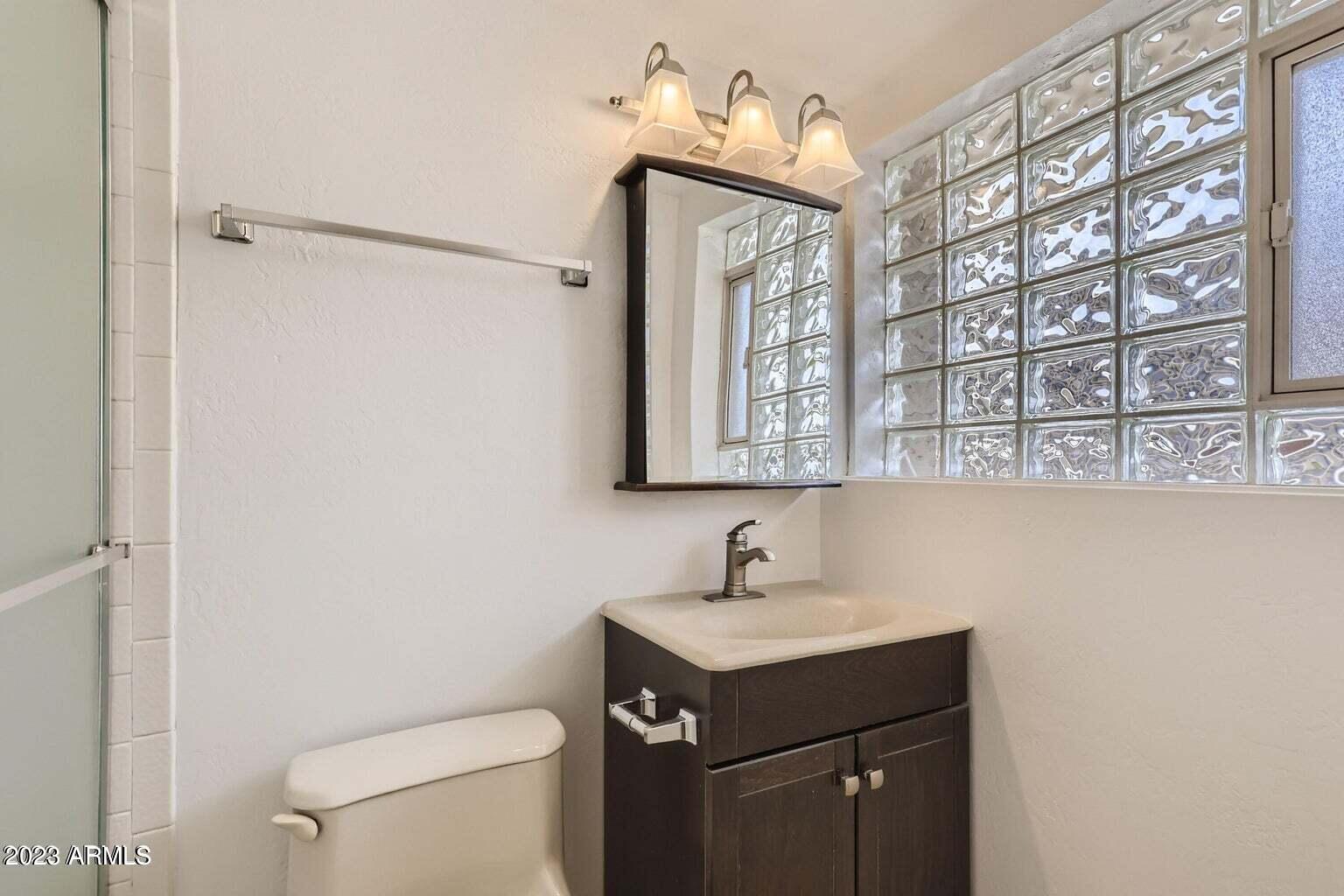 353 E THOMAS Road Unit: C206