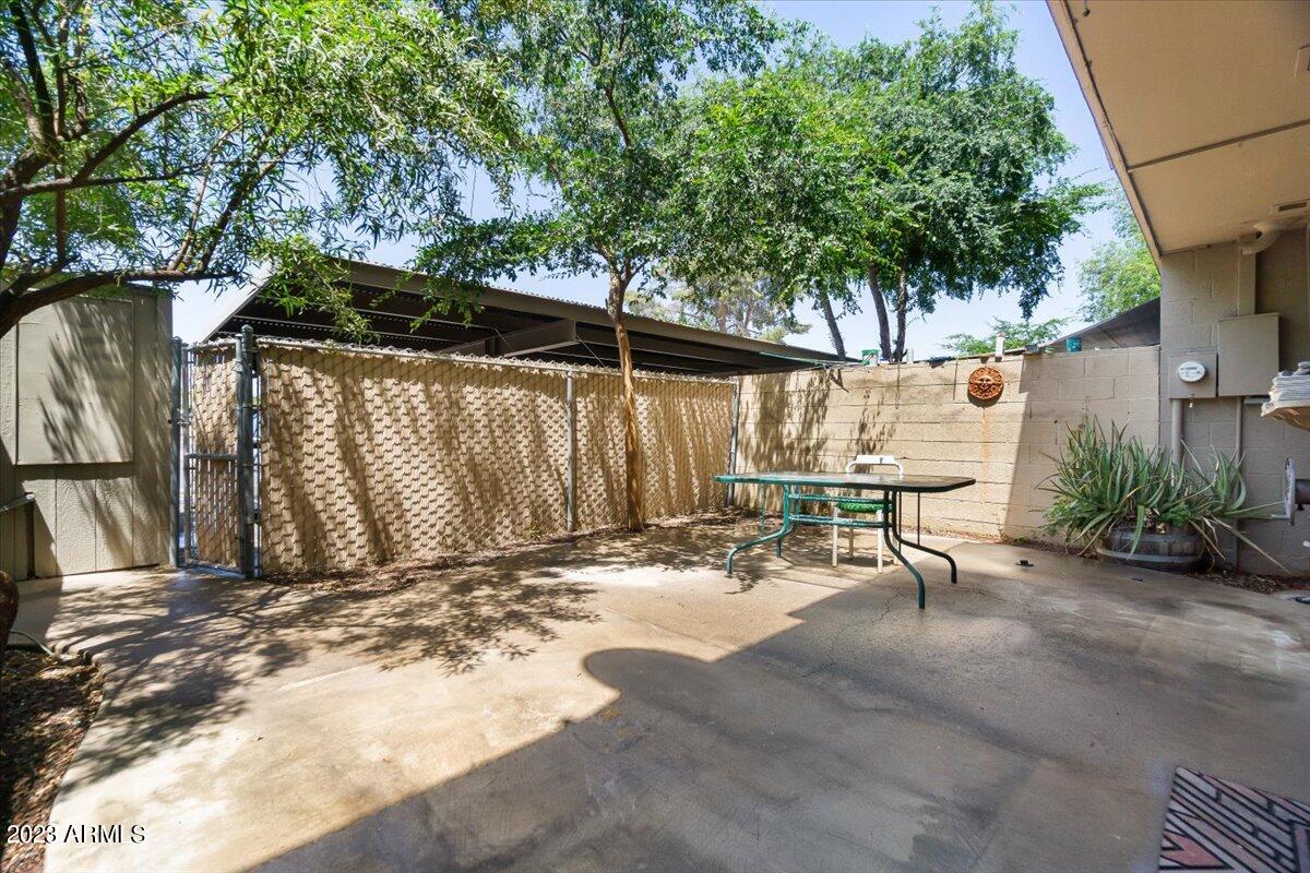 5001 S WILLOW Drive