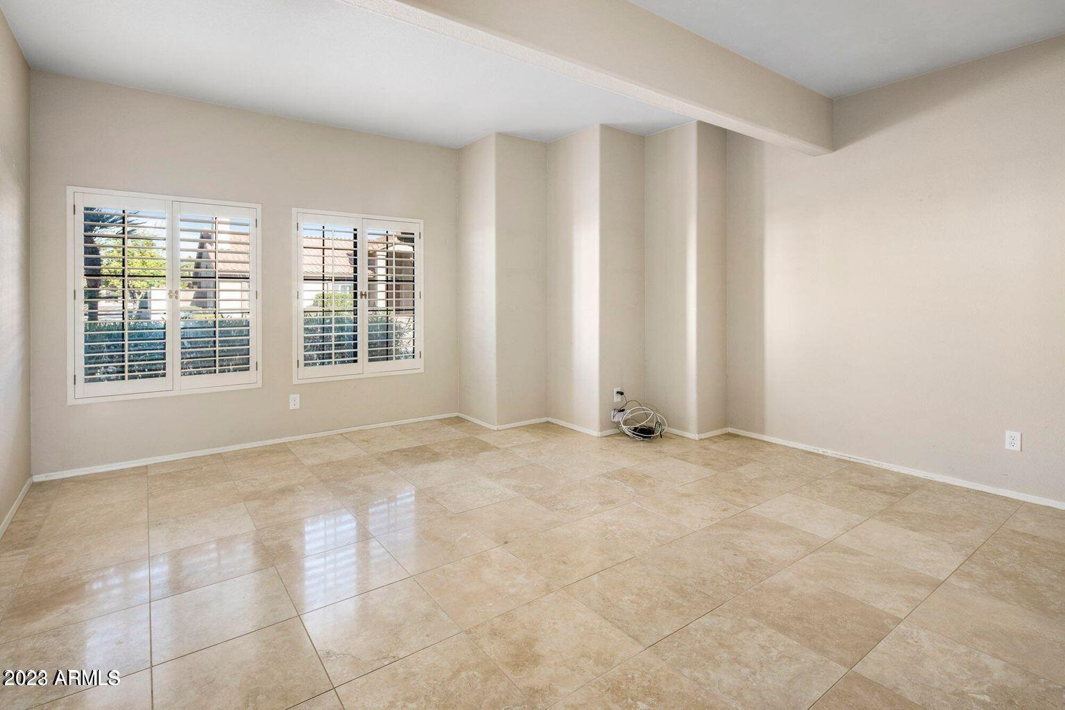 5643 E BEVERLY Lane