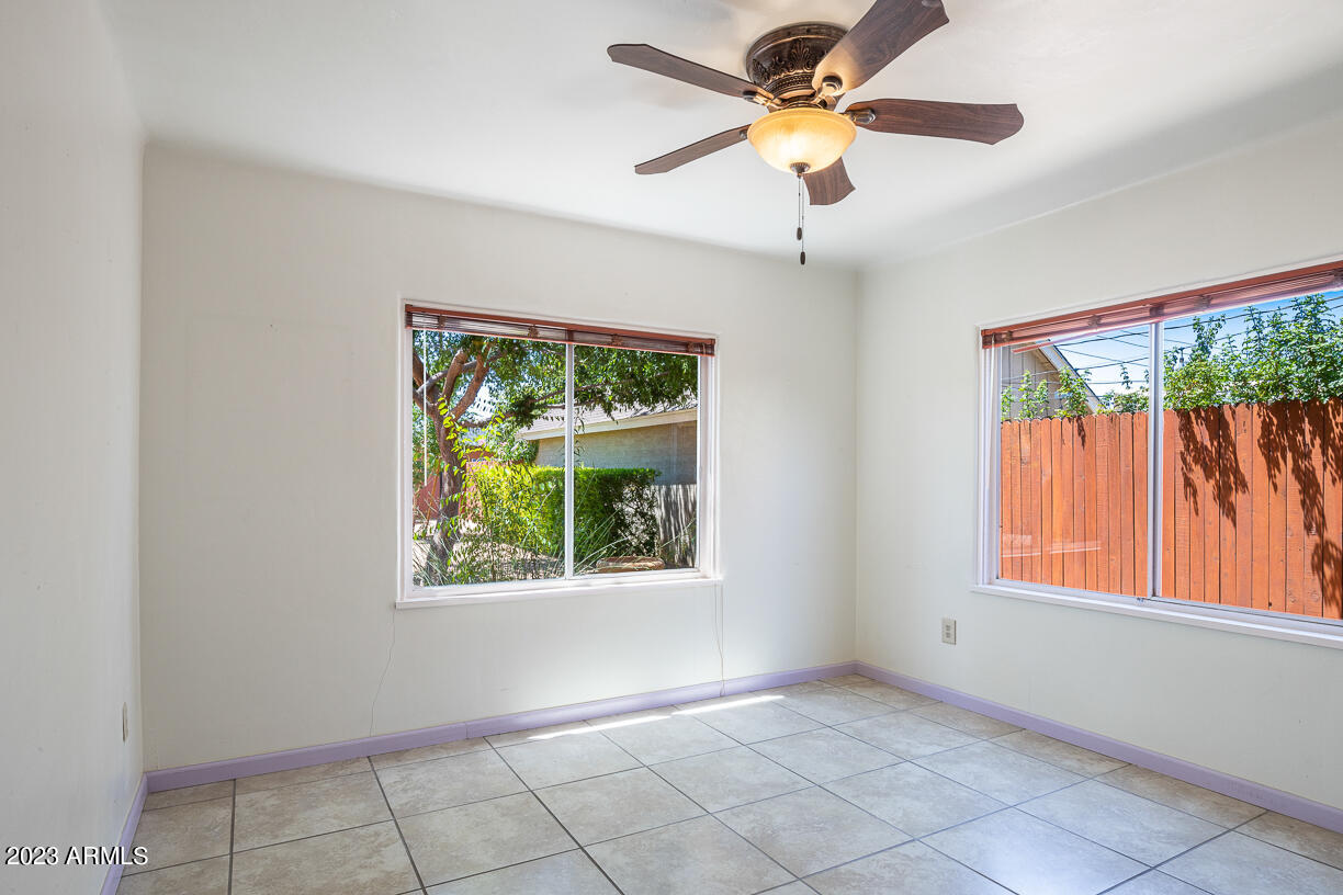 325 W VERNON Avenue