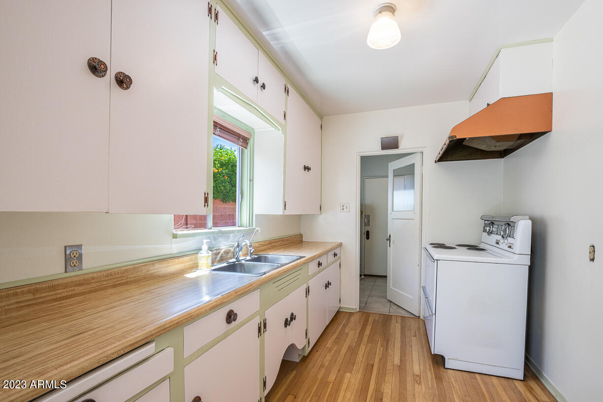 325 W VERNON Avenue