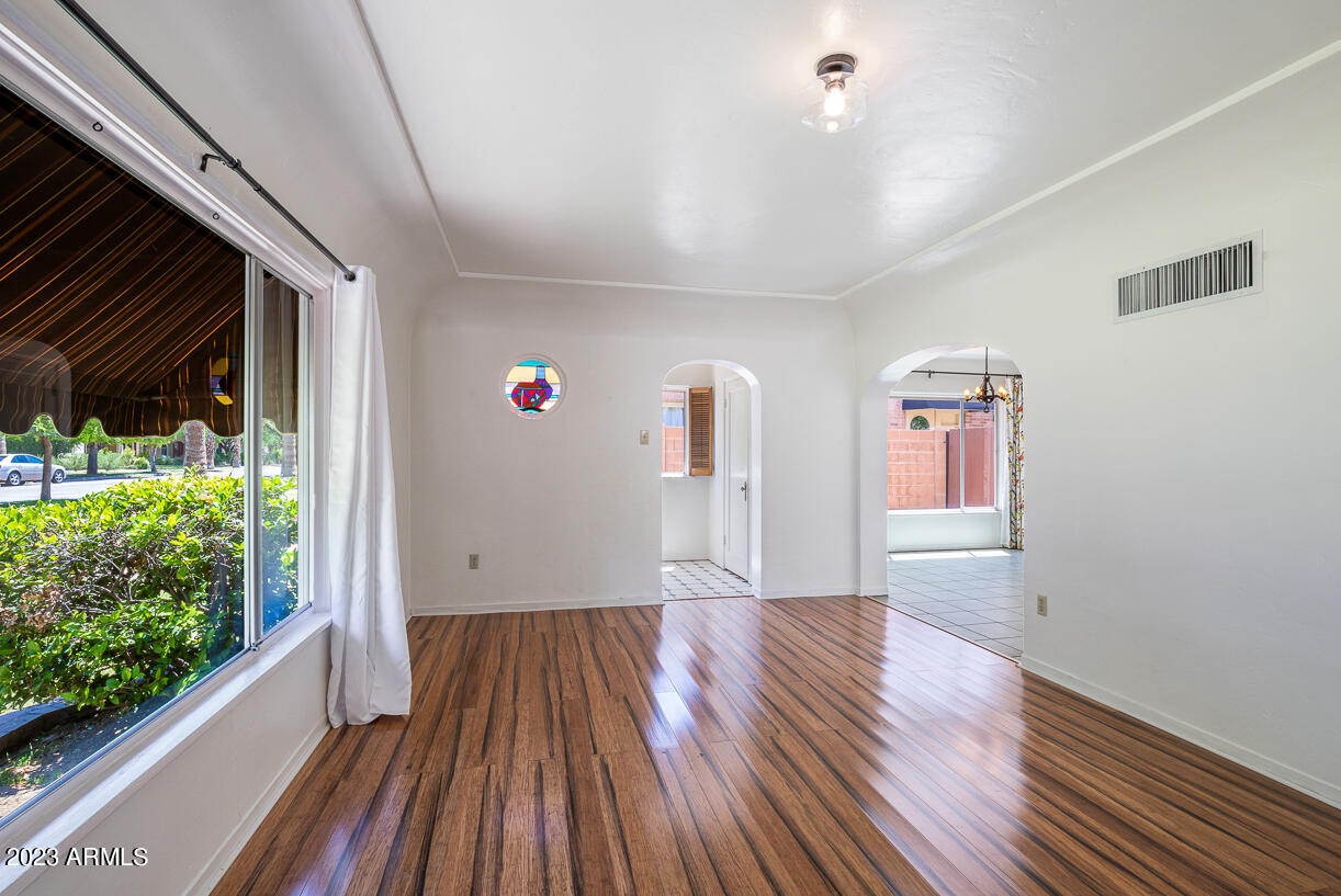 325 W VERNON Avenue