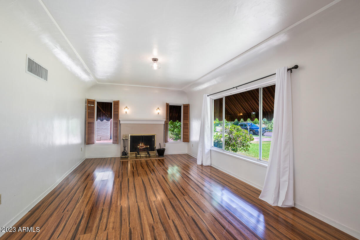 325 W VERNON Avenue