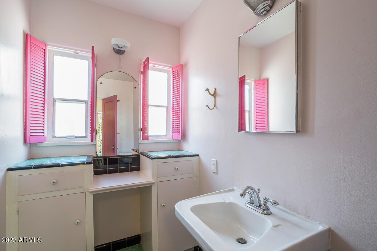 325 W VERNON Avenue