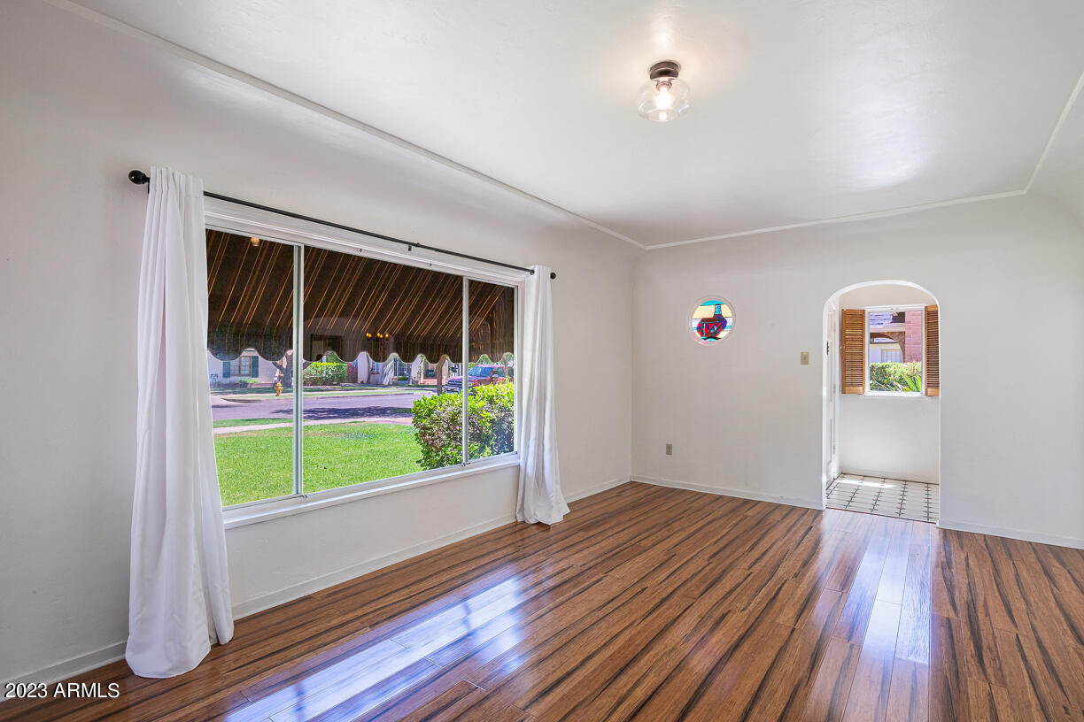 325 W VERNON Avenue