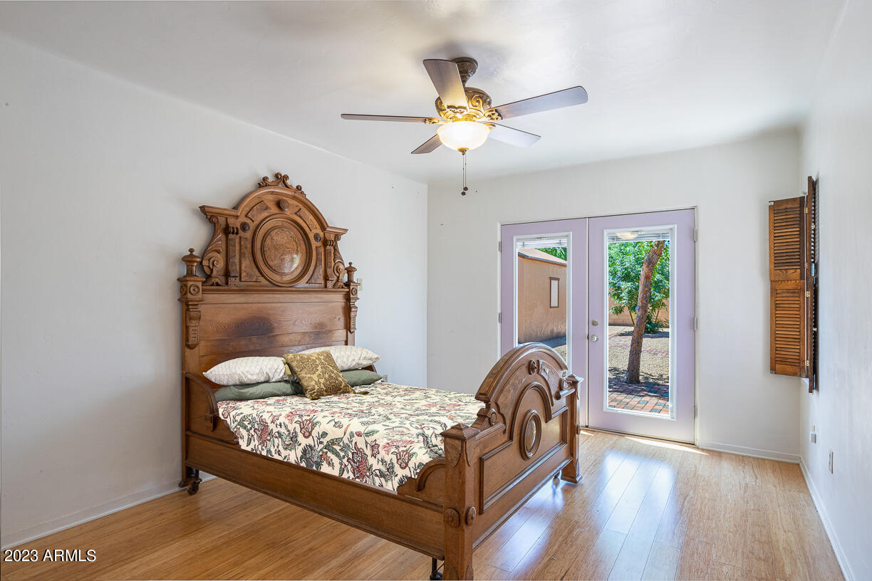 325 W VERNON Avenue