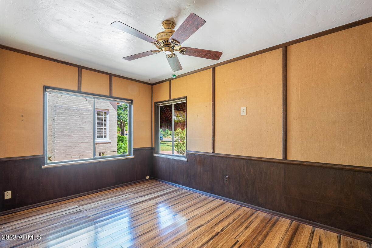 325 W VERNON Avenue
