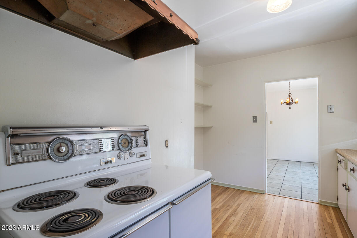 325 W VERNON Avenue