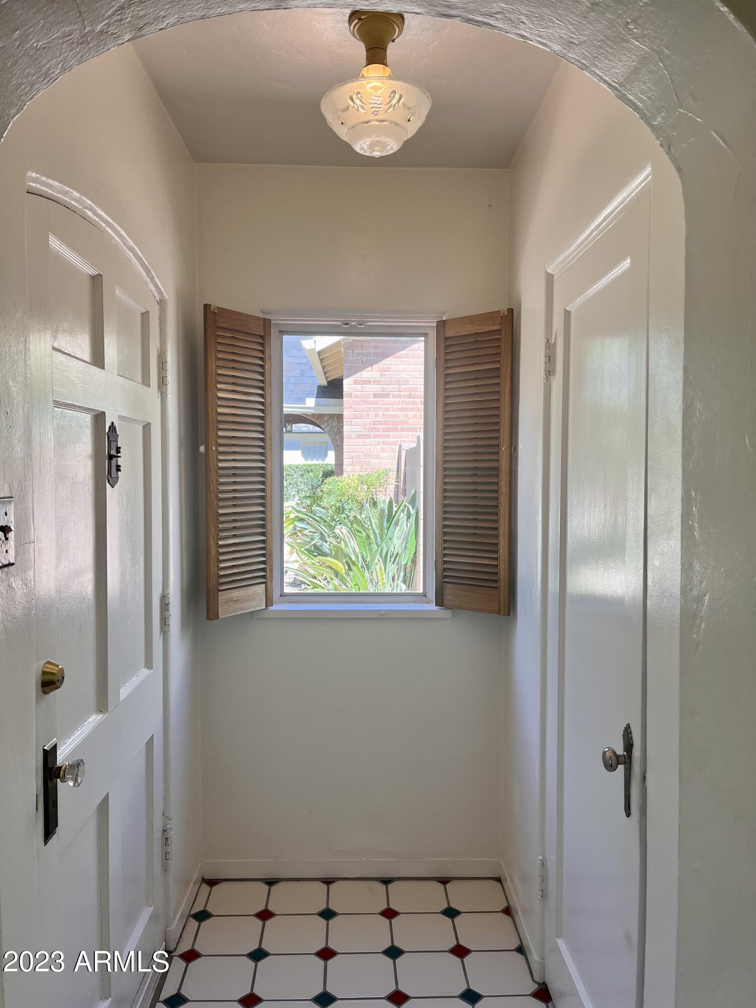 325 W VERNON Avenue