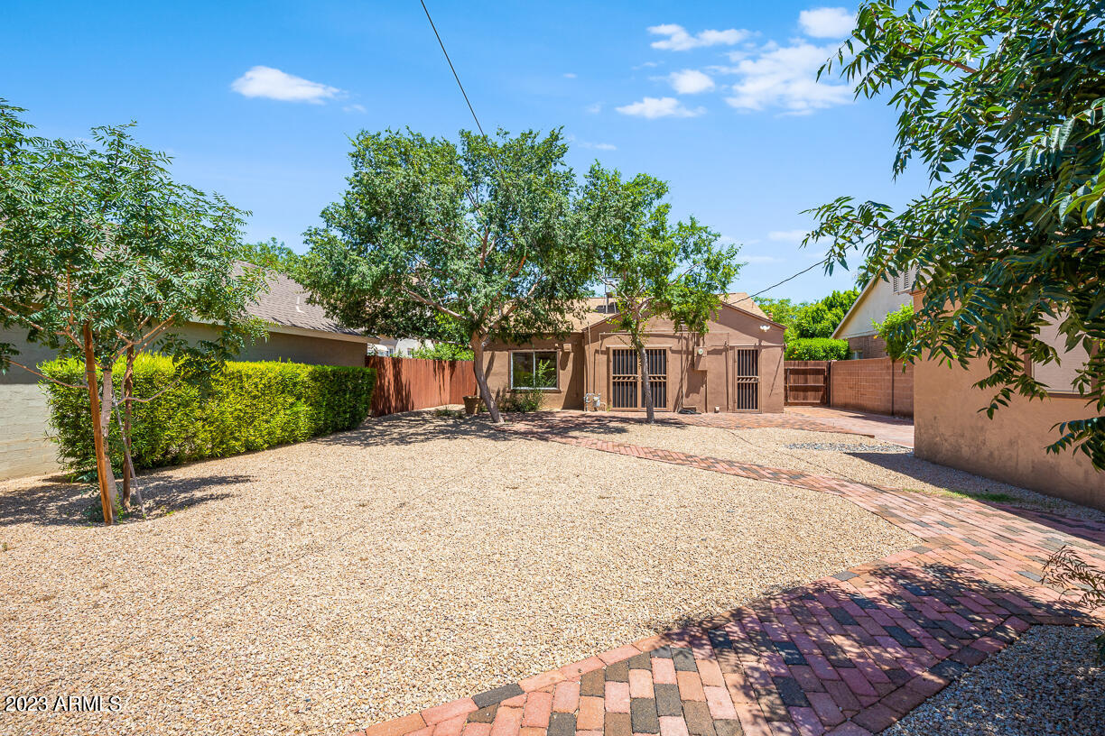 325 W VERNON Avenue