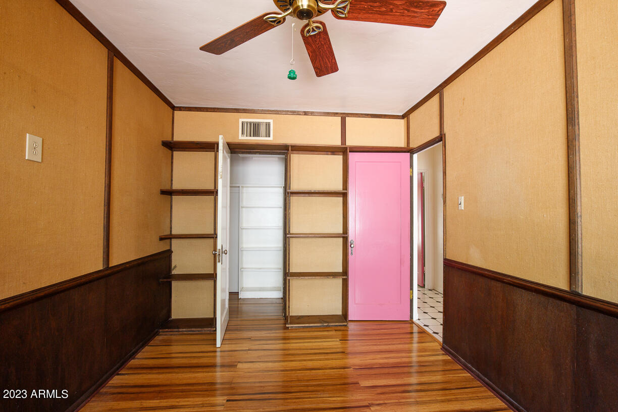 325 W VERNON Avenue