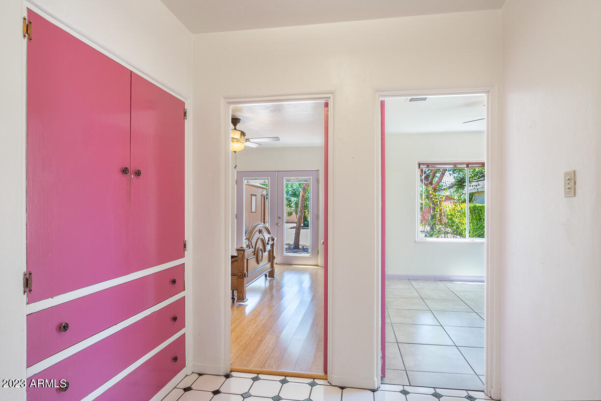 325 W VERNON Avenue