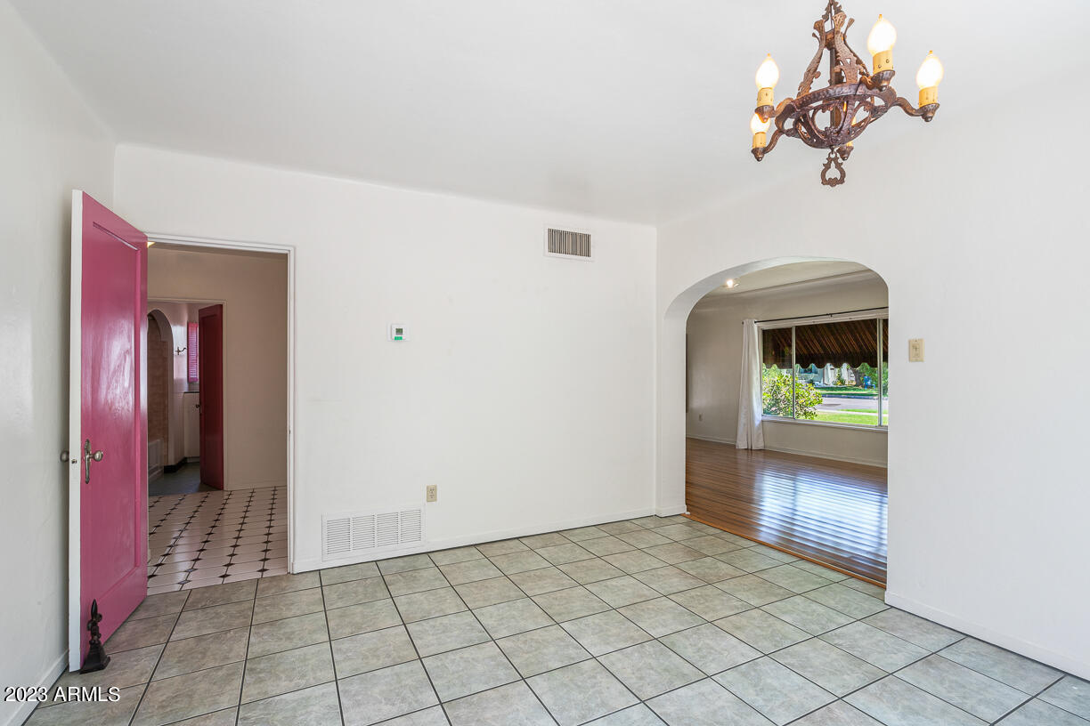 325 W VERNON Avenue