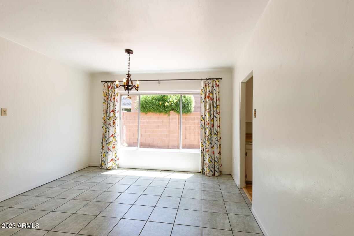 325 W VERNON Avenue